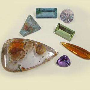 Aquamarin, Rosa Quarz, Blautopas mit Eisenoxid, Beryll, Feueropal, Bergkristall mit Pyrit, Amethyst