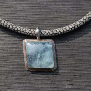 Aquamarin, Rotgold, Weißgold 750/000
an Perlrochenleder
