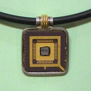 Feingold auf Keramik / Chip, Silber/Gold