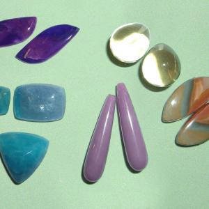 Sugilith, Bergkristall, Paraibaturmalin, 
Heterosit, Jaspis
